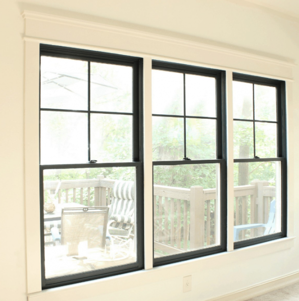 Jendela Besar dengan Kusen Hitam